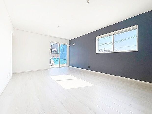 「アクセントクロスを採用」統一感のあるスタイリッシュな空間に仕上げた室内デザインです。