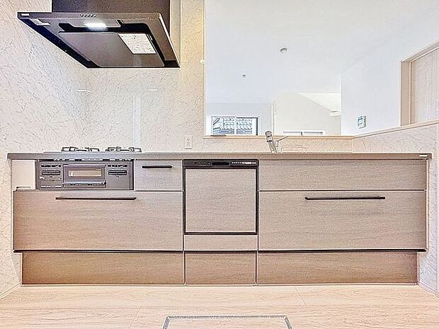 「食洗機搭載キッチン」たくさんの洗い物が出ても食洗機付きキッチンなら安心ですね。洗い物の手間を減らすことでご家族での会話も増え楽しい新生活の始まりです！