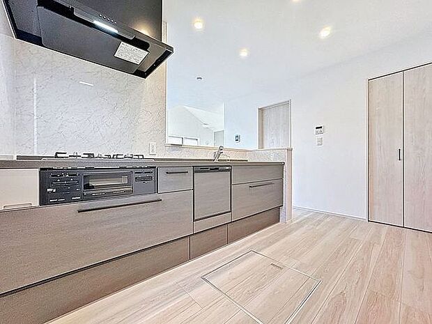 「対面式キッチン」キッチンスペースは、ゆとりの広さを確保。開放的な対面式キッチンなので、ご家族との会話を楽しうことはもちろん、お子様を見守りながら家事時間を進められます。