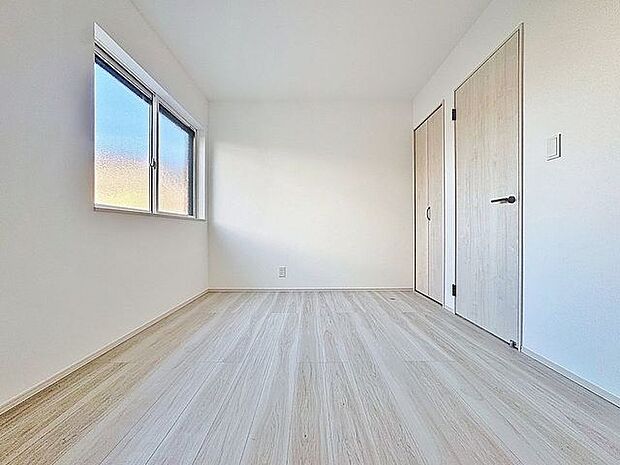 「全ての居室が6帖あります。」主寝室は十分な広さに加えて、快適に目覚められるよう、大きな採光窓を設けました。