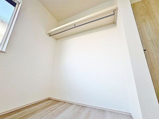 「収納豊富」収納の多さも魅力です。使い勝手の良い収納を豊富に設置しております。居住スペースを充分に確保することができる為、ゆとりある室内で、ゆっくりとご寛ぎいただけます。