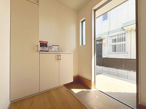 「玄関」玄関は開放感があり温かみを感じさせてくれます。シューズBOXには、掃除道具なども収納可能です。