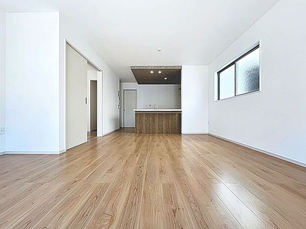 「約18帖・ゆとりのLDK」家族の会話や笑顔が行き交うリビングで、大きなソファやダイニングテーブルでゆったり食事をしたりくつろぎたい。そんな夢が叶えられる空間です。