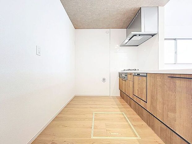 「カウンターキッチン。」キッチンスペースは、ゆとりの広さを確保。開放的な対面式キッチンなので、ご家族との会話を楽しうことはもちろん、お子様を見守りながら家事時間を進められます。