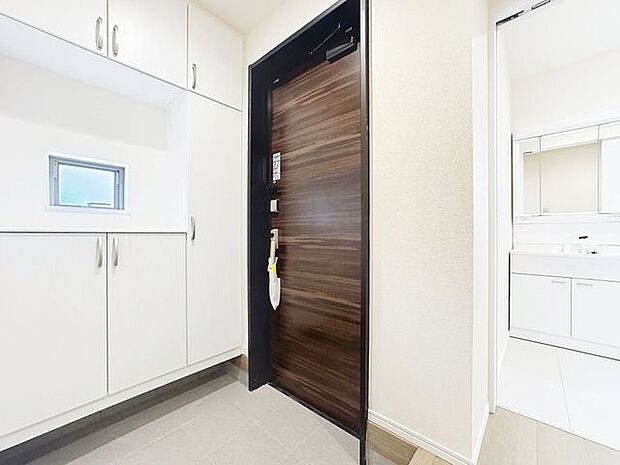 「玄関」家の中でお客様を迎える最初の場所である玄関。豊富な玄関収納で、常に綺麗に保つことが出来ます。