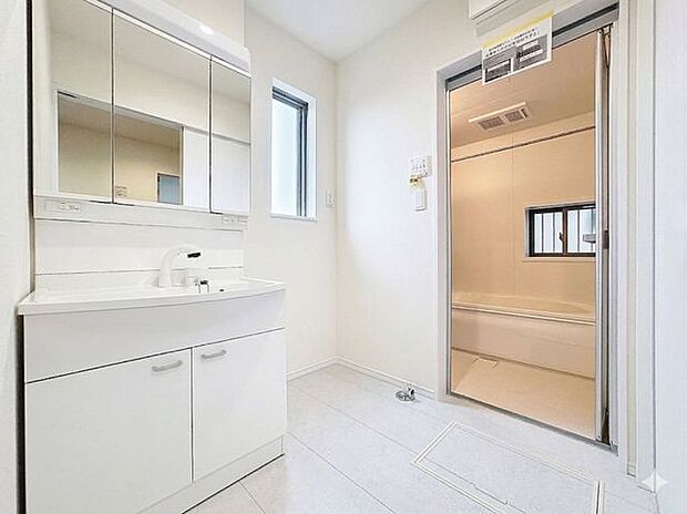 「窓あり×洗面所」湿気の多くなりやすい洗面所も、窓があることで換気が可能なので気持ちよくお使い頂けます。