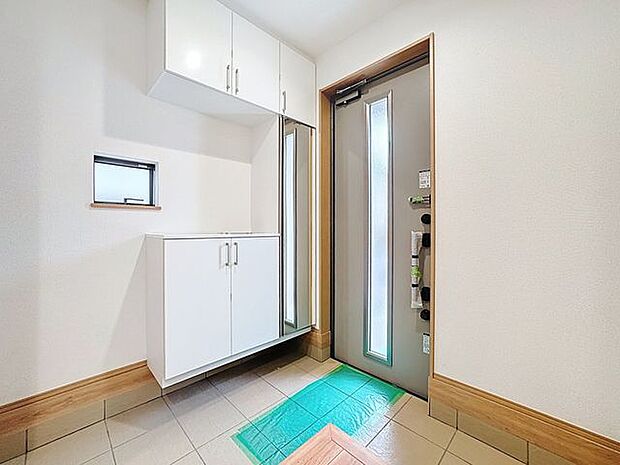 「玄関」家の中でお客様を迎える最初の場所である玄関。豊富な玄関収納で、常に綺麗に保つことが出来ます。