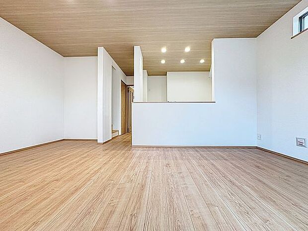 「ナチュラルテイスト×ダウンライト」天井に埋込タイプのダウンライトは、室内を広く感じさせ、お部屋を柔らかく照らし、上品な雰囲気を造ります。