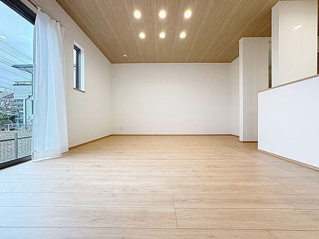 「南西向き。陽当り良好。」柔らかな色合いが優しい雰囲気のお部屋は、格別の居心地の良さを感じて頂けます。採光窓から零れる陽光に癒されてください。