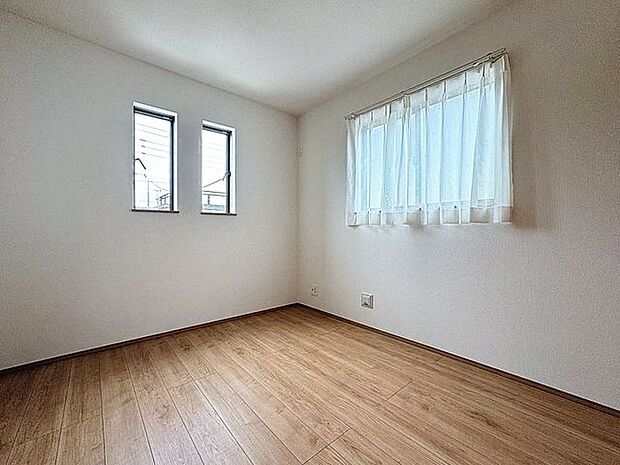 「明るい居室」主寝室は十分な広さに加えて、快適に目覚められるよう、大きな採光窓を設けました。