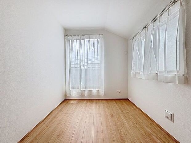 「二面採光・通風良好◎」居室に窓が2ヶ所あるので、明るさの確保と、風の通り道ができることで換気のしやすいお家になっています。