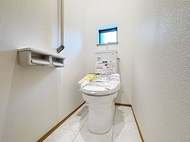 「温水洗浄便座付きトイレ」トイレは快適な温水洗浄便座付です。清潔感のあるホワイトで統一しました。いつも清潔な空間であって頂けるよう配慮された造りです。