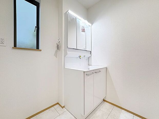 「すっきり片付く収納力。三面鏡洗面台。」身だしなみを整えやすい事はもちろんですが、鏡の後ろに収納スペースを設ける事により、散らかりやすい洗面スペースをすっきりさせる事が出来るのも嬉しいですね。