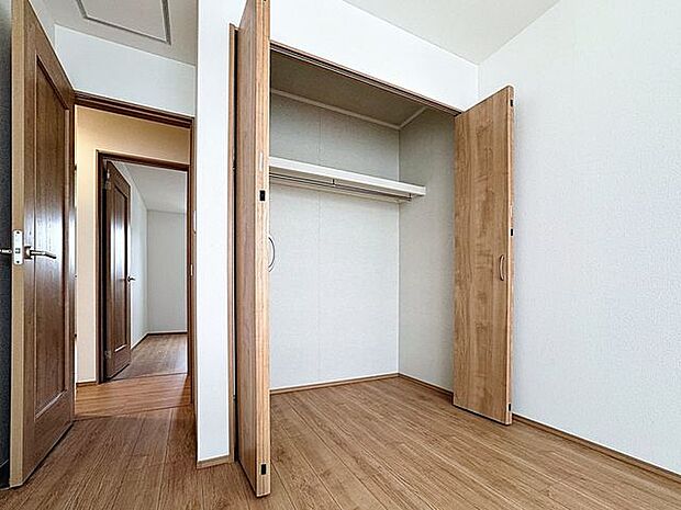 「収納豊富」収納の多さも魅力です。使い勝手の良い収納を豊富に設置しております。居住スペースを充分に確保することができる為、ゆとりある室内で、ゆっくりとご寛ぎいただけます。