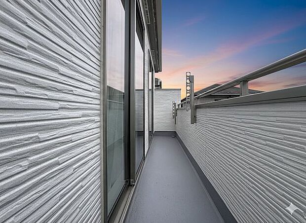 「バルコニー」大きな空に囲まれた気持ちのいい住まい。バルコニーを覗くだけで圧倒的な開放感に包まれます。