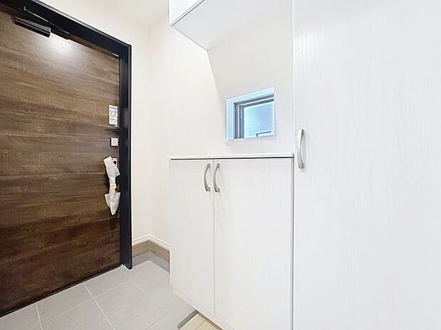 「玄関」家の中でお客様を迎える最初の場所である玄関。豊富な玄関収納で、常に綺麗に保つことが出来ます。