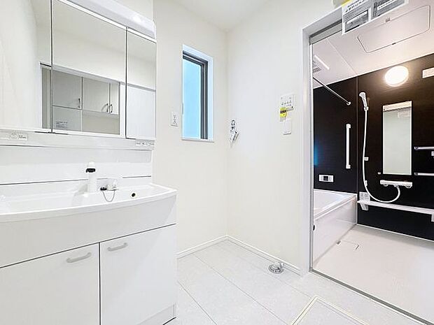 「窓あり×洗面所」湿気の多くなりやすい洗面所も、窓があることで換気が可能なので気持ちよくお使い頂けます。