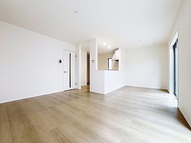 「穏やかな時が流れる癒しの空間」穏やかな光が明るくリビングルームを包みます。心地よい空間が、ご家族のかけがえのない時間に優しく寄り添います。