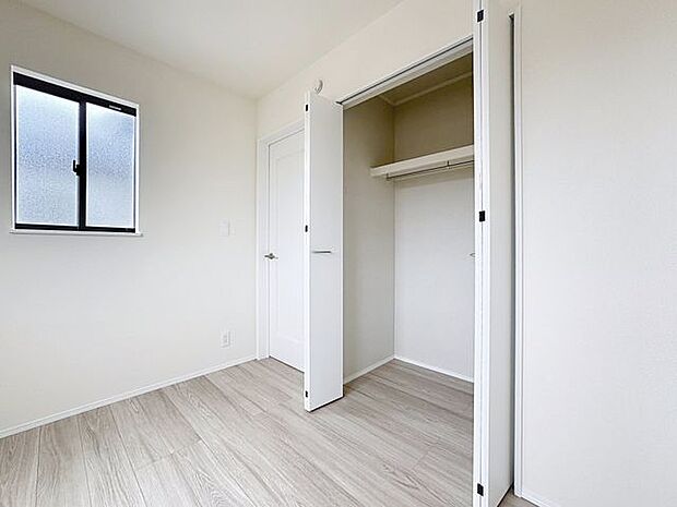 「収納豊富。」収納の多さも魅力です。使い勝手の良い収納を豊富に設置しております。居住スペースを充分に確保することができる為、ゆとりある室内で、ゆっくりとご寛ぎいただけます。