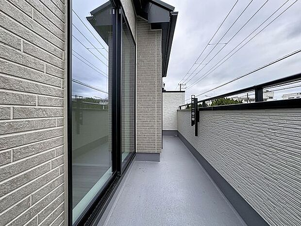 「バルコニー」バルコニーは、ご家族のお布団やシーツもまとめて干せるゆとりある広さになっています。