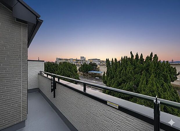 「穏やかな街並みの眺望」穏やかな街並みを一望しながら、爽やかな風と柔らかく降り注ぐ陽光を感じて頂けます。心地良い開放感が暮らしにゆとりと充足感をもたらします。