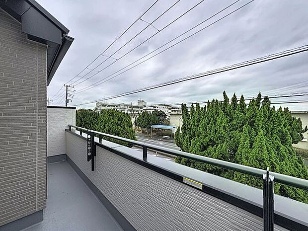 「穏やかな街並みの眺望」穏やかな街並みを一望しながら、爽やかな風と柔らかく降り注ぐ陽光を感じて頂けます。心地良い開放感が暮らしにゆとりと充足感をもたらします。