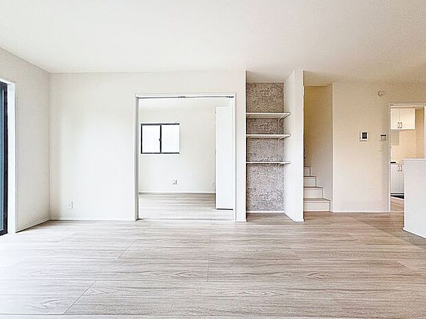 「寛ぎ空間。リビング」家族の会話や笑顔が行き交うリビングで、大きなソファやダイニングテーブルでゆったり食事をしたりくつろぎたい。そんな夢が叶えられる空間です。