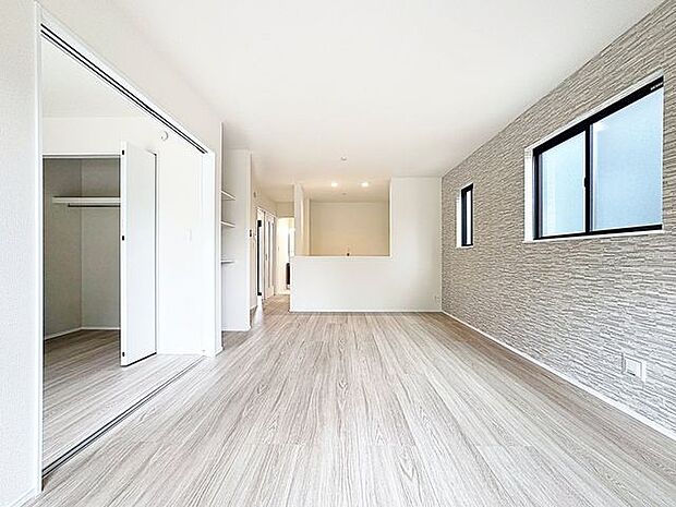 「15帖以上。ゆとりのＬＤＫ」広々約16帖のLDK。家族団らんの場やソファーでゆっくりとくつろぐスペースにオススメです。