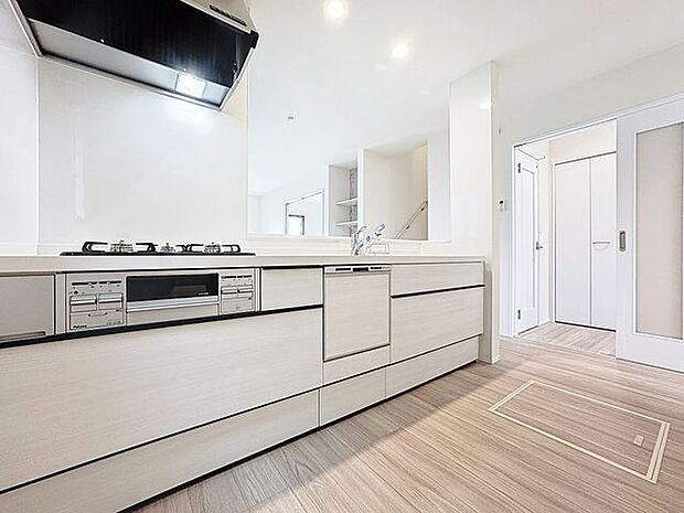 「対面式キッチン仕様」キッチンスペースは、ゆとりの広さを確保。開放的な対面式キッチンなので、ご家族との会話を楽しうことはもちろん、お子様を見守りながら家事時間を進められます。