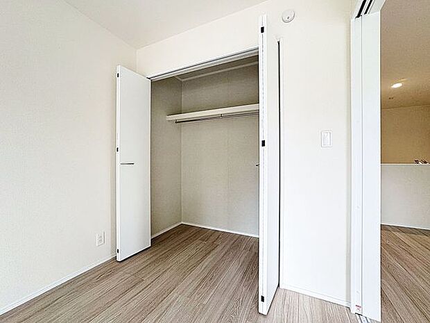 「収納豊富。」収納の多さも魅力です。使い勝手の良い収納を豊富に設置しております。居住スペースを充分に確保することができる為、ゆとりある室内で、ゆっくりとご寛ぎいただけます。