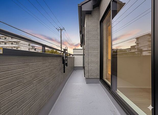 「バルコニー」バルコニーは、ご家族のお布団やシーツもまとめて干せるゆとりある広さになっています。