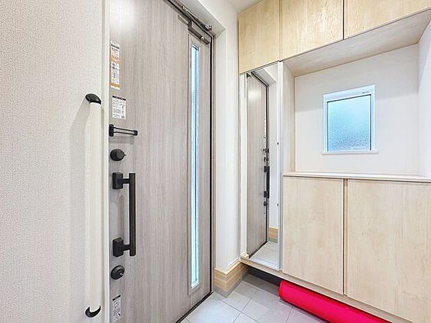 「玄関」人を迎え入れる最初の場所だからこそ、清潔感があり纏まった空間にして頂ける様にゆとりあるシューズボックスを設置しました。おでかけの時も帰宅の時も、すっきりとした玄関は気持ちが良いものです。