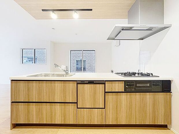 「美しく・使いやすい」優しい温もりを醸し出すカウンターキッチンは料理の為の配慮を散りばめられた仕様です。家事をしながらリビングの様子を見守れる安心感もあります。