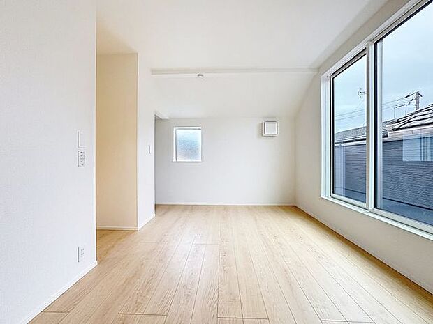 「明るい居室」温もりある自然光を感じていただける居室です。飽きのこないナチュラルなデザインの空間は、色褪せることのない心地良さを作ります。