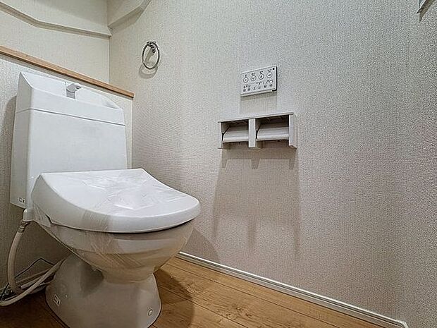 「温水洗浄便座付きトイレ」トイレは快適な温水洗浄便座付です。清潔感のあるホワイトで統一しました。いつも清潔な空間であって頂けるよう配慮された造りです。