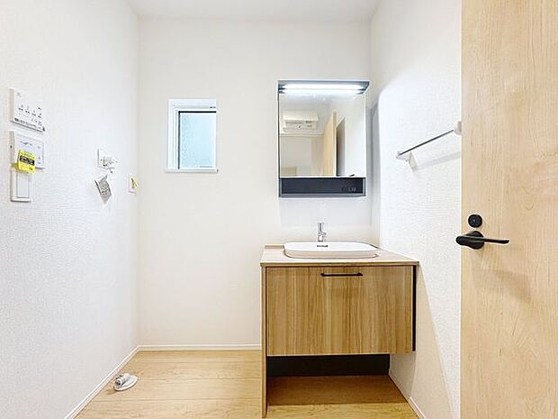 「洗面台」洗面台には三面鏡を採用。身だしなみを整えやすい事はもちろんですが、鏡の後ろに収納スペースを設ける事により、散らかりやすい洗面スペースをすっきりさせる事が出来るのも嬉しいですね。