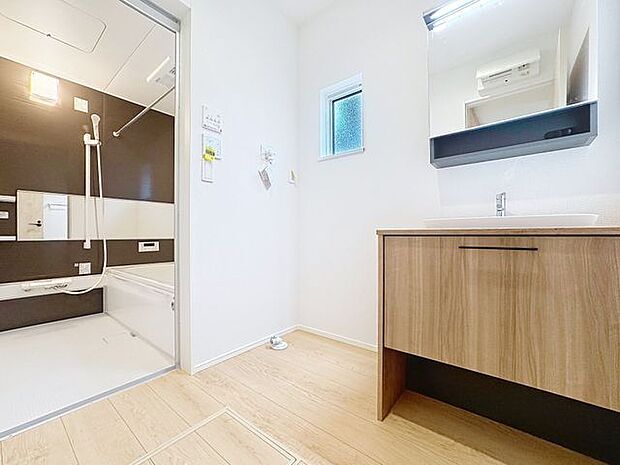 「洗面所」明るく清潔感のある色調で纏められた洗面室は、機能性に富んだ三面鏡と使い勝手の良い収納を完備した洗面台を設置しております。