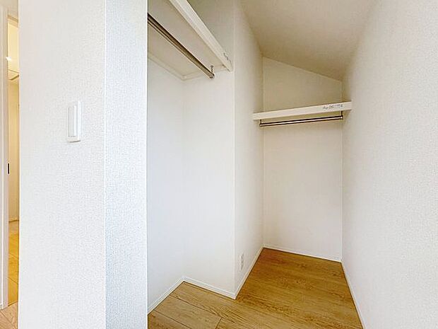 「全室ウォークインクローゼット完備。」居室には収納スペースを完備し、自由度の高い家具の配置が叶うシンプルな空間です。