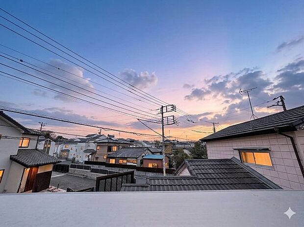 「眺望」穏やかな街並みを一望しながら、爽やかな風と柔らかく降り注ぐ陽光を感じて頂けます。