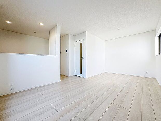 「2階LDKの寛ぎ空間」2階LDKのメリットは、団欒空間のプライバシーが守られることです。道路面からの視線・雑音が気にならないので、ゆっくりと寛いで頂けます。