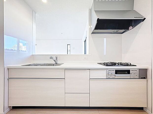 「ゆとりあるキッチン」大型の冷蔵庫やレンジボードもしっかり置ける広々としたキッチンスペースが大事。ゆとりある空間で作業ができるとお料理の腕も日に日に上がりそうな気がしてきます。