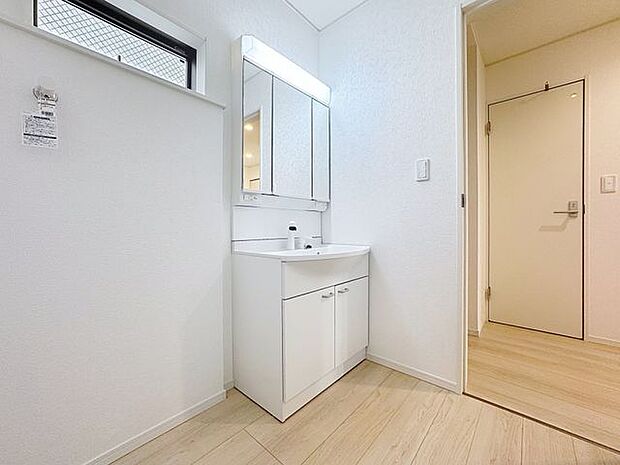 「洗面所」明るく清潔感のある色調で纏められた洗面室は、機能性に富んだ三面鏡と使い勝手の良い収納を完備した洗面台を設置しております。