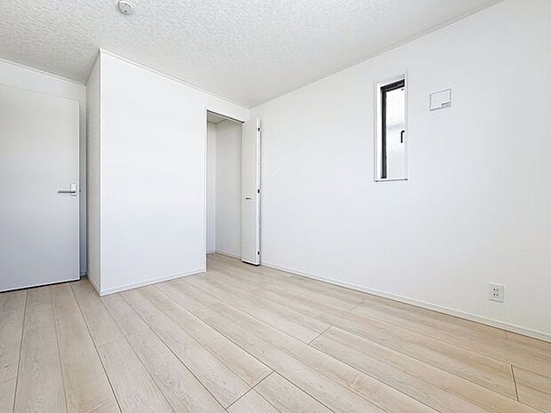 「収納豊富」収納の多さも魅力です。使い勝手の良い収納を豊富に設置しております。居住スペースを充分に確保することができる為、ゆとりある室内で、ゆっくりとご寛ぎいただけます。