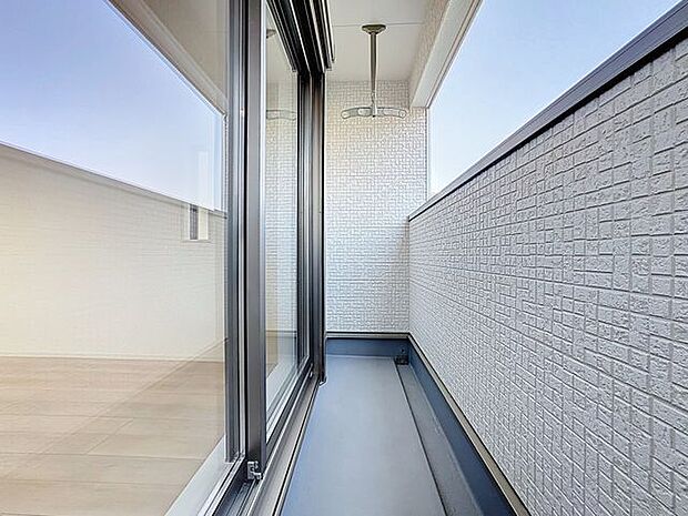 「バルコニー」バルコニーは、ご家族のお布団やシーツもまとめて干せるゆとりある広さになっています。