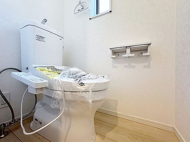 「温水洗浄便座付きトイレ」トイレは快適な温水洗浄便座付です。清潔感のあるホワイトで統一しました。いつも清潔な空間であって頂けるよう配慮された造りです。