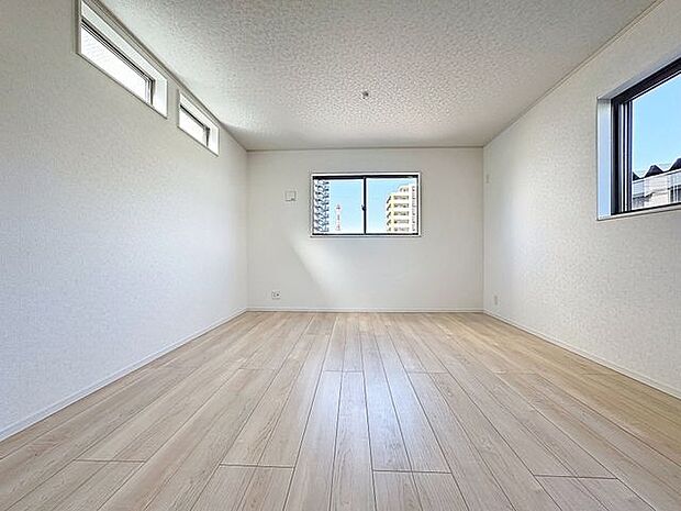 「リビングダイニング」家族の暮らしに思いを馳せて、日常のワンシーンを表現した空間。シンプルな機能美とスマートな空間美。家族みんなが自然体で過ごせる心地良さ生み出しています。