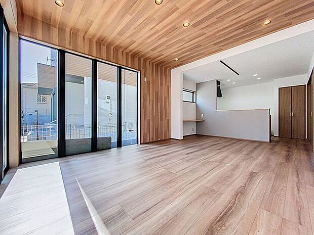 「ダイニング」ホワイトクロス×濃いカラーのフローリングをコーディネートした室内。シンプルな室内デザインなので、よりインテリアが映えます。