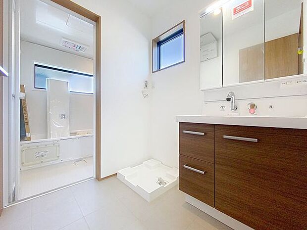 「洗面台」大きな鏡で朝の準備もばっちり。収納も多く、洗剤など日用品の保管にも便利です。