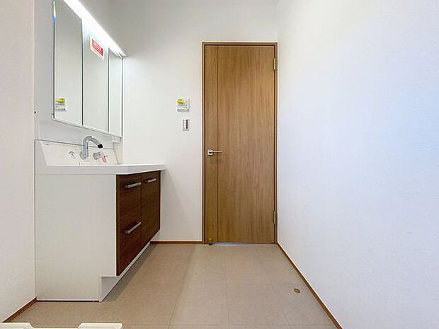 「洗面所」明るく清潔感のある色調で纏められた洗面室は、機能性に富んだ三面鏡と使い勝手の良い収納を完備した洗面台を設置しております。