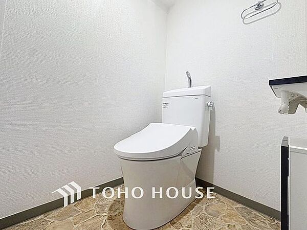 「温水洗浄便座付きトイレ」トイレは快適な温水洗浄便座付です。清潔感のあるホワイトで統一しました。いつも清潔な空間であって頂けるよう配慮された造りです。